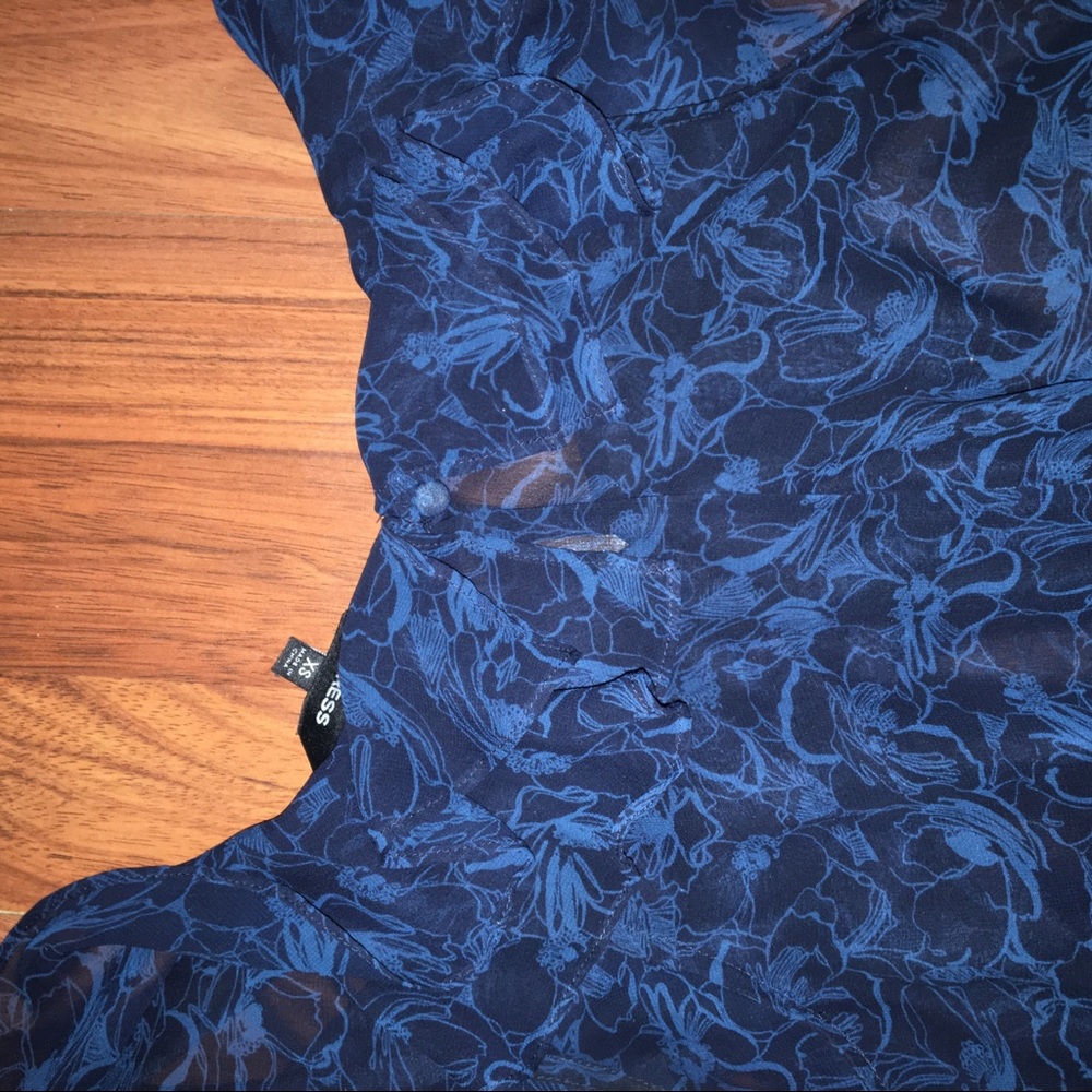 Express Ruffle Blouse - Picture 5 of 5